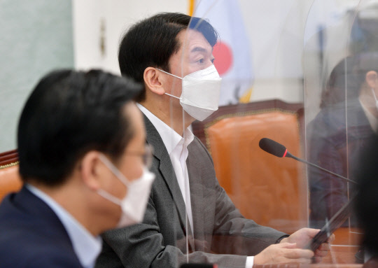 안철수 국민의당 대표가 3일 국회에서 열린 당 최고위원회 회의에서 발언하고 있다.[사진=연합뉴스]